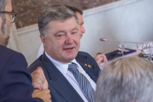 Суд в Киеве наложил арест на имущество и активы Порошенко