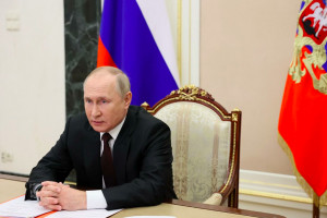 Путин поручил повысить пенсии военным